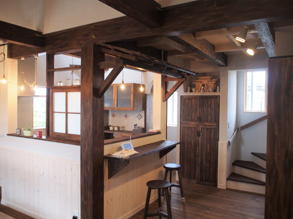 開放的な２階リビングにカフェ風キッチンがあるお家