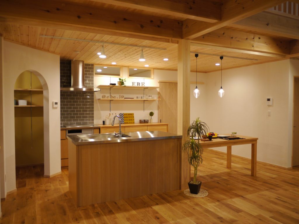 十分な収納スペースと効率の良い作業動線が魅力の 型キッチン2選