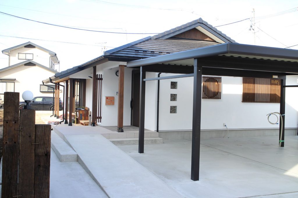天然素材や家相にこだわった 住む人の健康にも優しい開放的な平屋の家